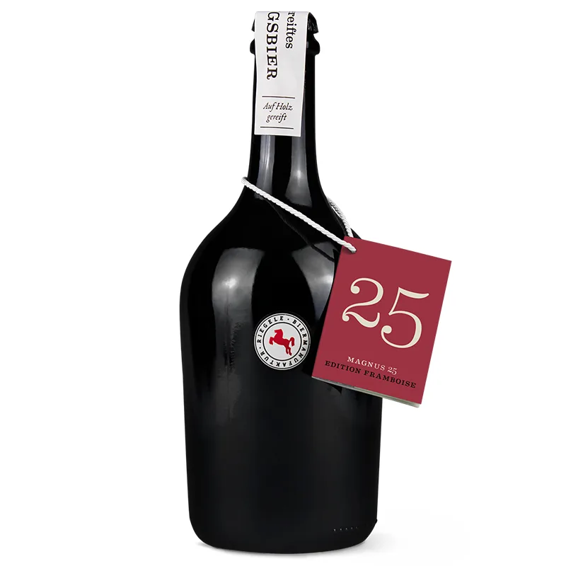 Edle Flasche Magnus 25 mit rotem Umhänger und Banderole
