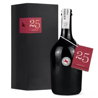 Elegante Flasche mit rotem Umhänger, auf dem die Zahl 25 zu sehen ist. Edle schwarze Schachtel daneben mit rotem Aufkleber.