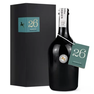 Eine Flasche Magnus 26 neben dem schönen Geschenkkarton, in der sie geliefert wird