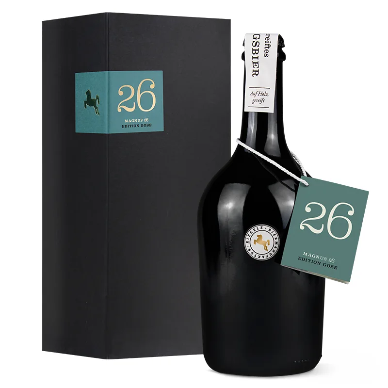 Eine Flasche Magnus 26 neben dem schönen Geschenkkarton, in der sie geliefert wird